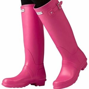 HUNTER RAIN BOOTS.